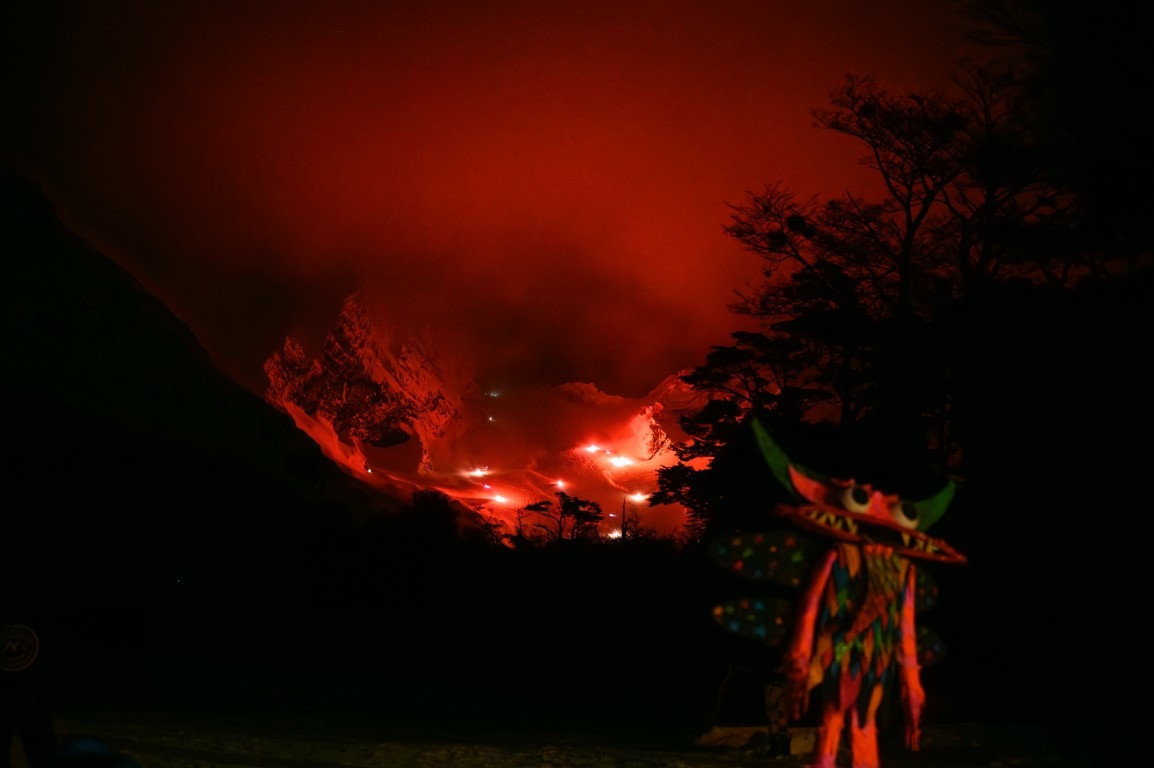 Emoción y tradición en el 30° aniversario de la Bajada con Antorchas del Glaciar Martial