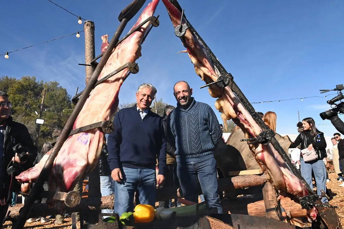 Feria gastronómica A la Mesa! frente al lago Aluminé en Villa Pehuenia-Moquehue