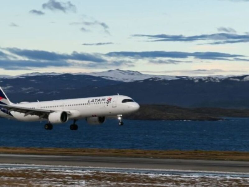 Avión en el aeropuerto de Ushuaia con montañas nevadas