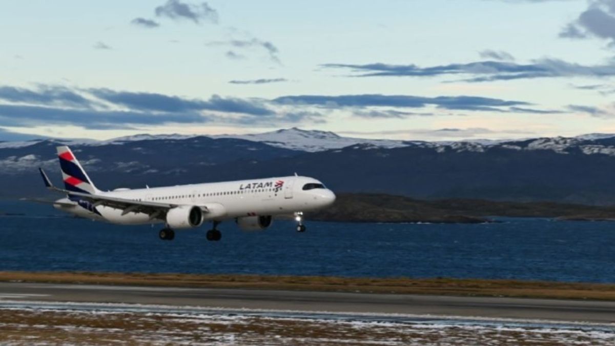 Avión en el aeropuerto de Ushuaia con montañas nevadas