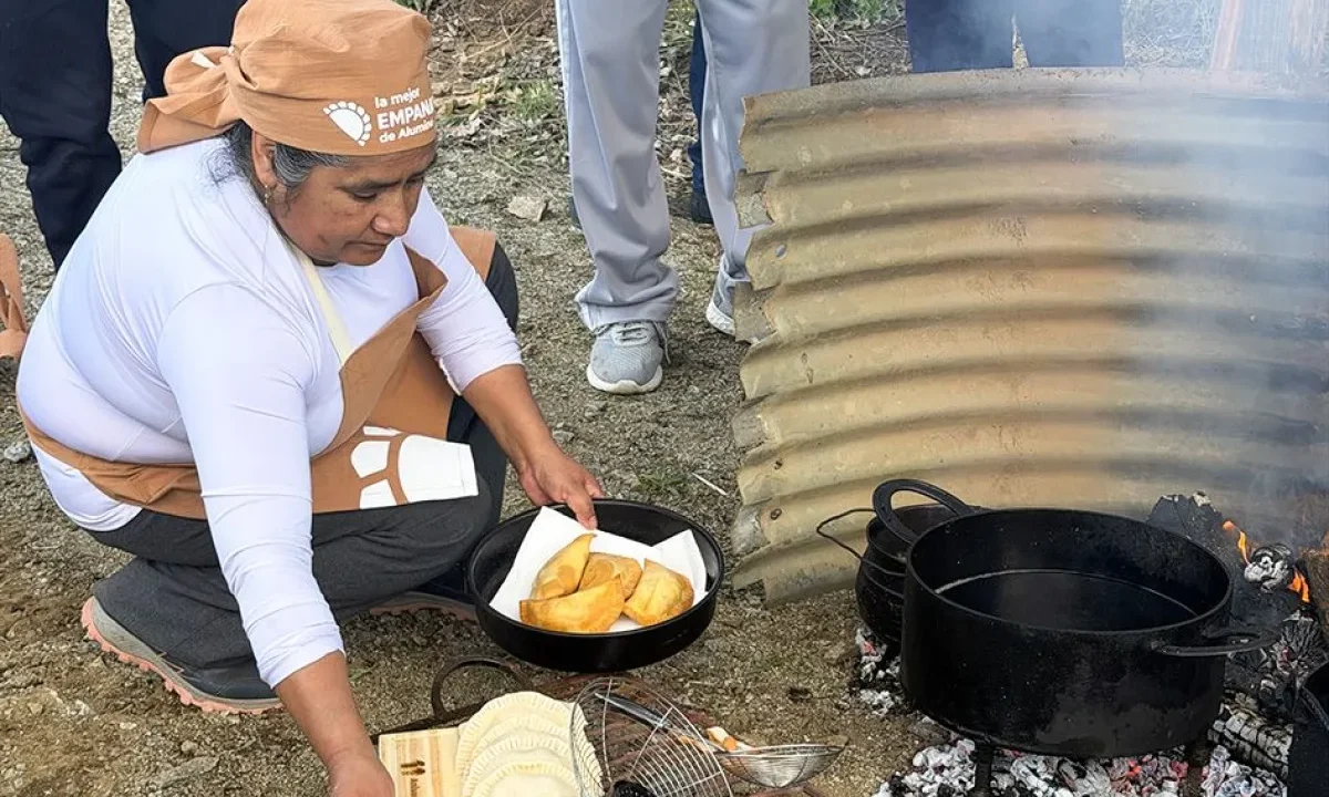 Ana María Puel fríe empanadas a la leña durante el concurso La mejor empanada de Aluminé