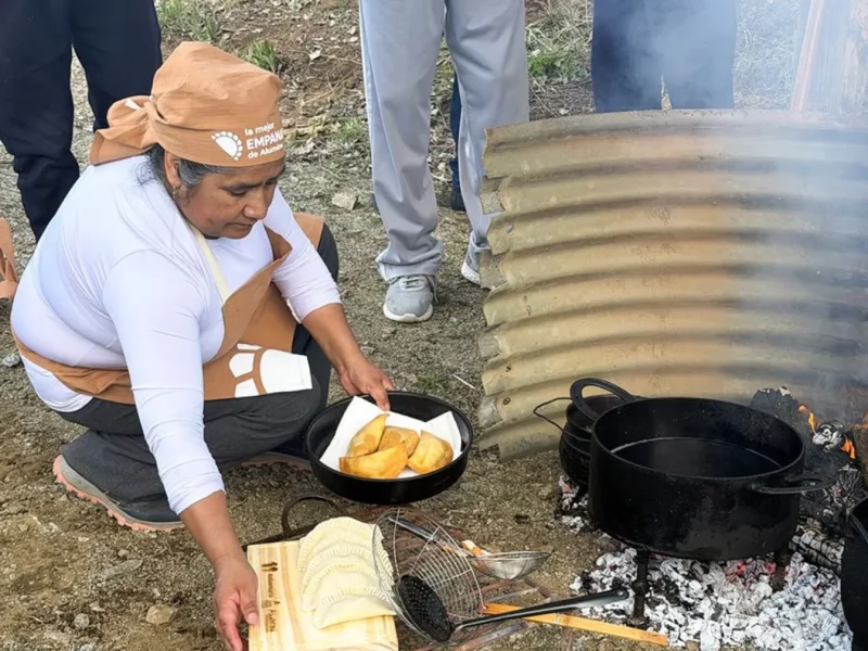 Ana María Puel fríe empanadas a la leña durante el concurso La mejor empanada de Aluminé