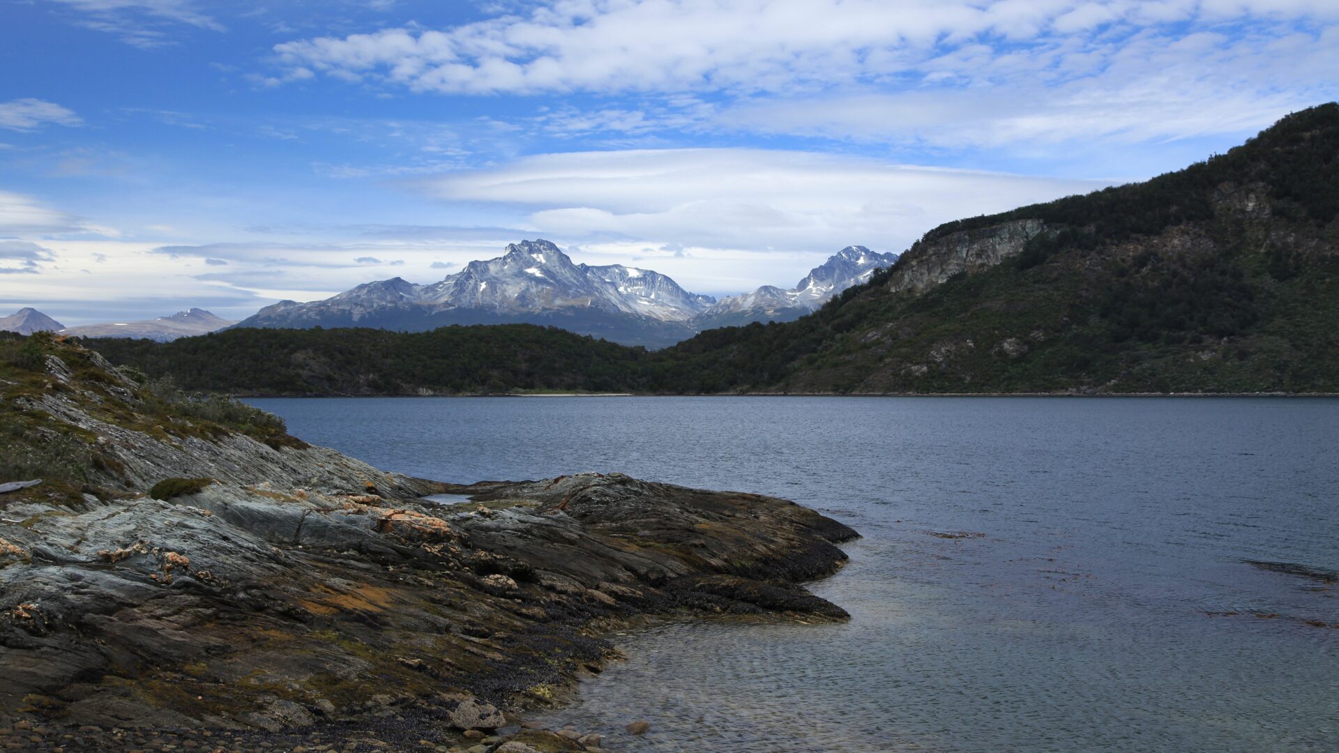 Bahía Lapataia con montañas nevadas en el Parque Nacional Tierra del Fuego, Ushuaia