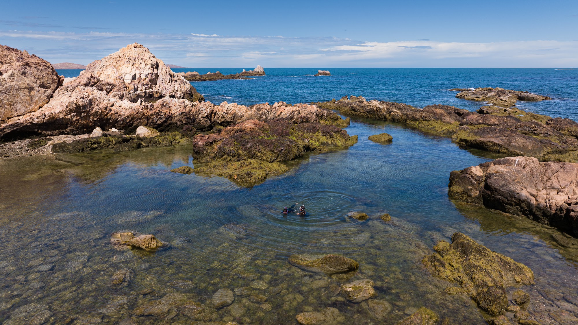 Costa rocosa de Camarones, Chubut, con aguas transparentes