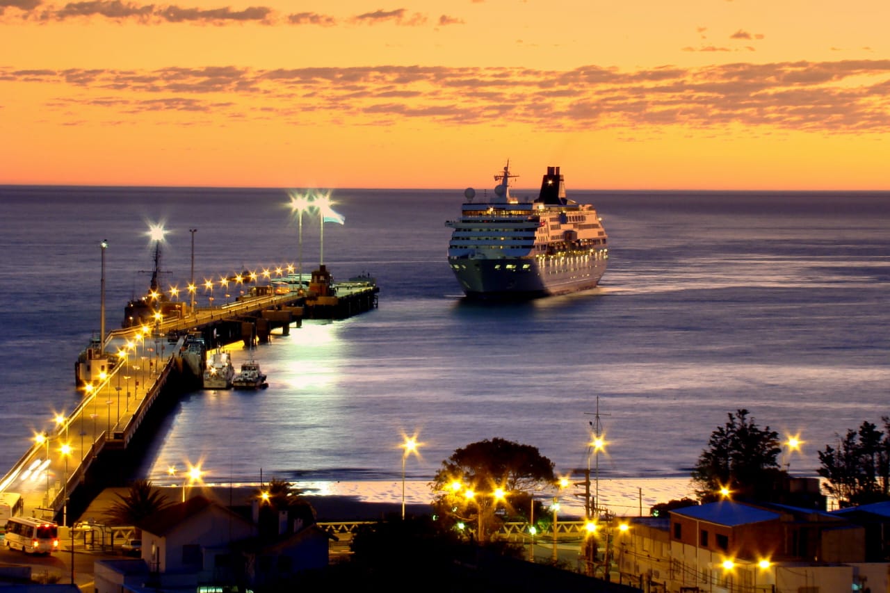 Crucero frente al muelle de Puerto Madryn al atardecer