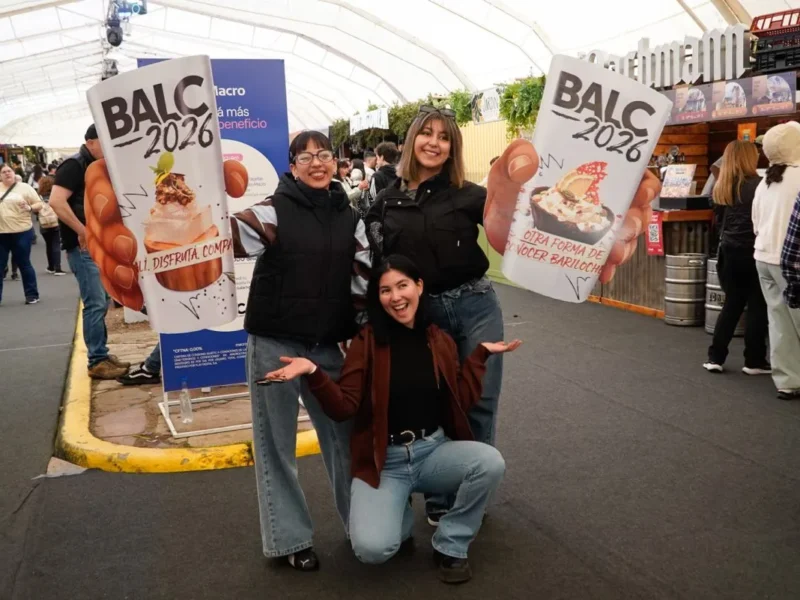 Público en la feria de Bariloche a la Carta 2026 en el Centro Cívico