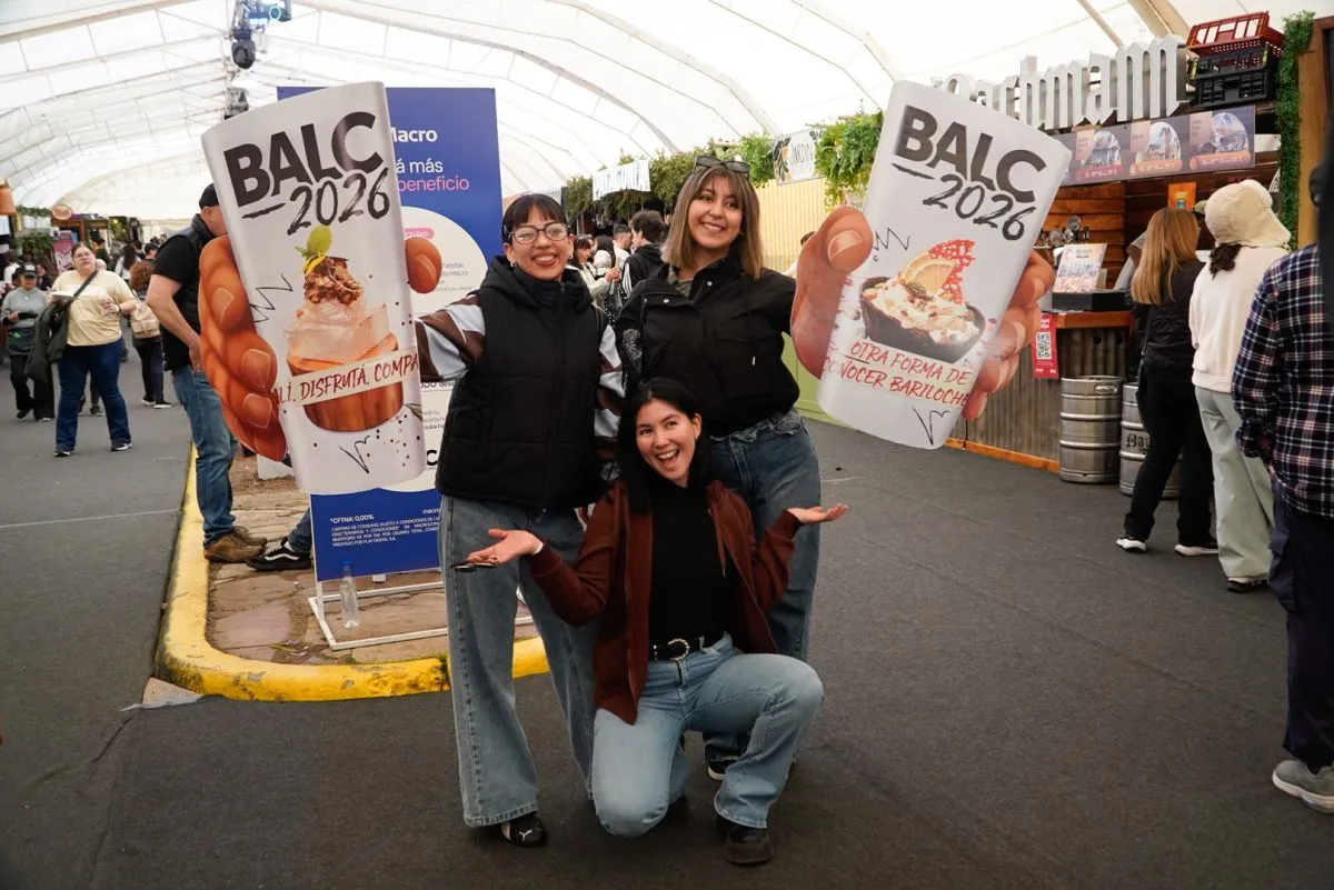 Público disfrutando de la feria de Bariloche a la Carta 2026