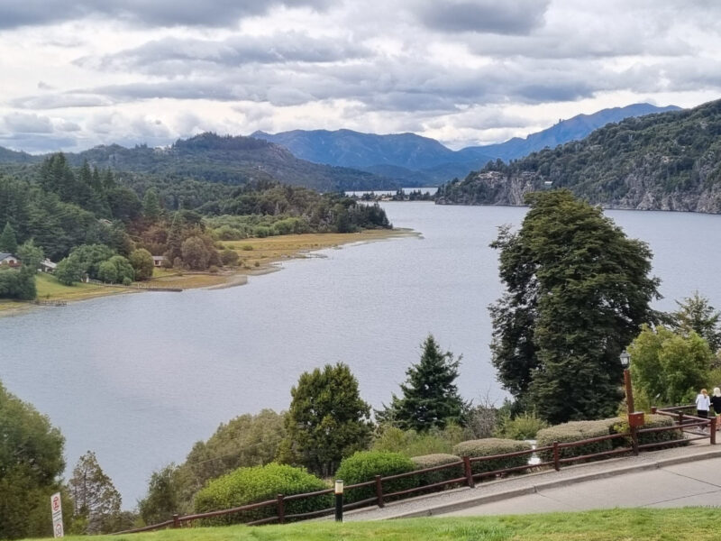 Vista de Bariloche y el lago Nahuel Huapi con montañas de fondo