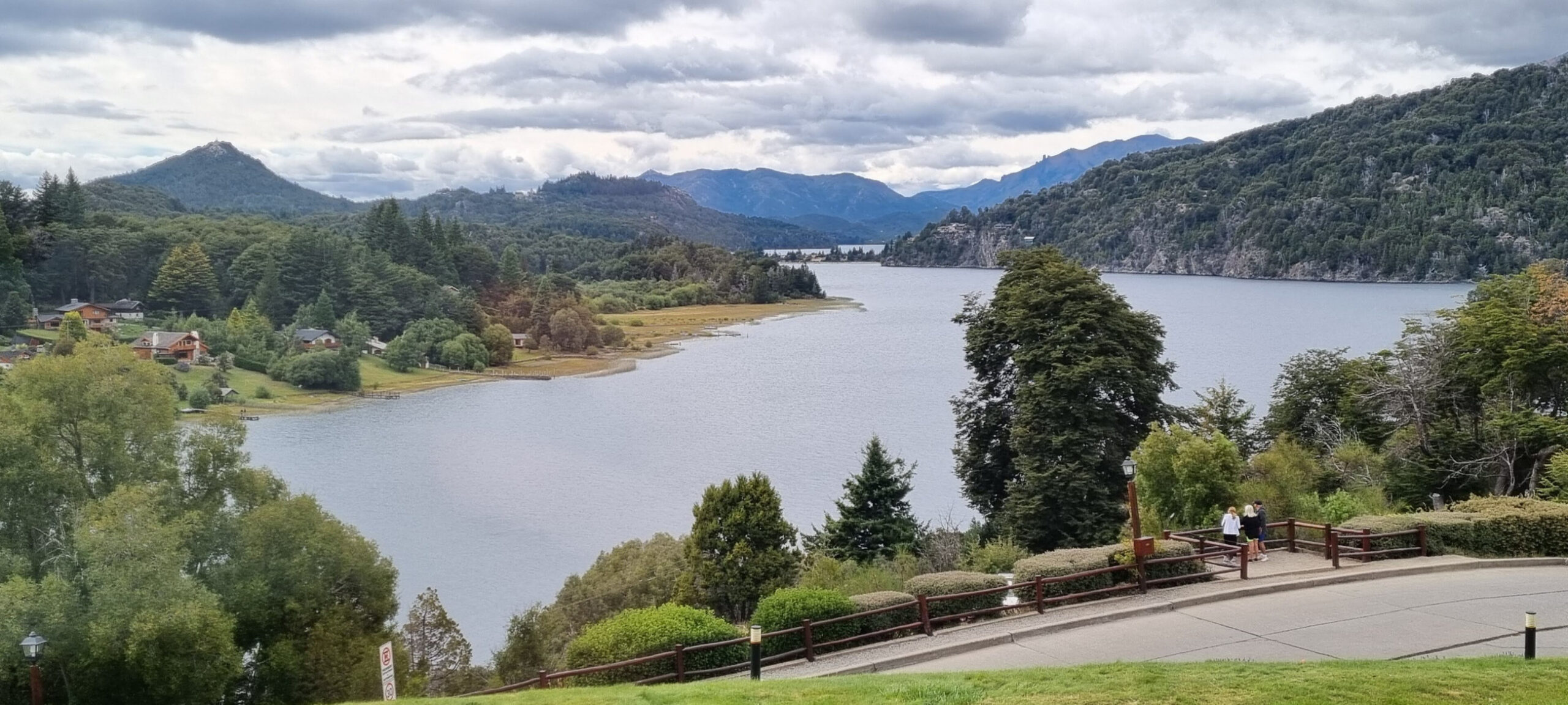 Vista de Bariloche y el lago Nahuel Huapi con montañas de fondo