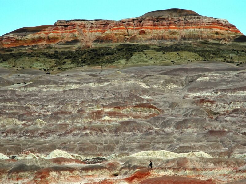Cerros con franjas rojas, blancas y verdes en el Área Natural Protegida Bosque Petrificado Sarmiento, Chubut