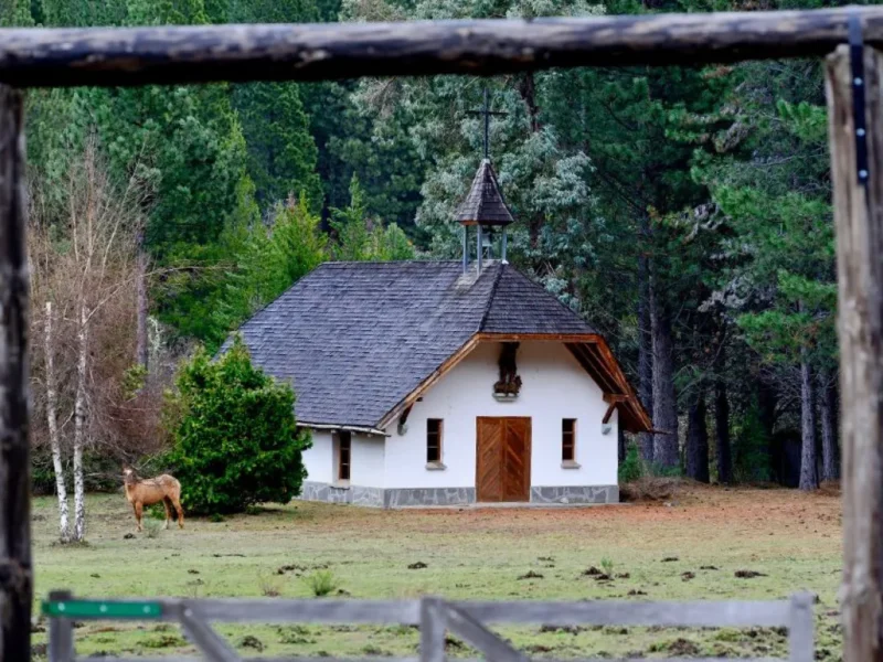 Capilla San Jorge de madera entre el bosque en Villa Lago Meliquina, Neuquén