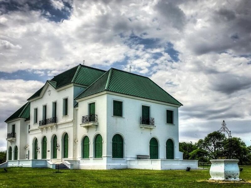 El castillo blanco de techos verdes de la Reserva Provincial Parque Luro, en La Pampa, donde se hace la experiencia Castillo Vivo