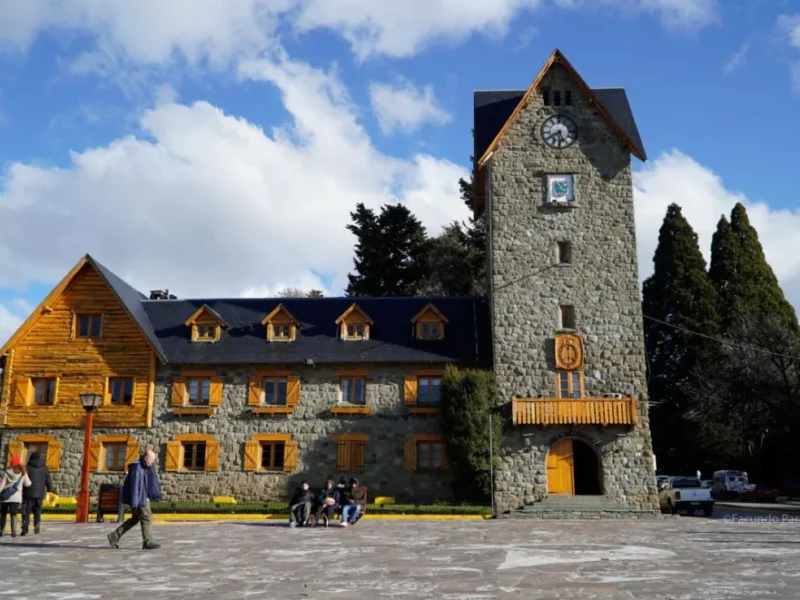 Centro Cívico de Bariloche con su torre de piedra y madera, sede del primer Encuentro Gastronómico Cultural de las Colectividades Latinoamericanas