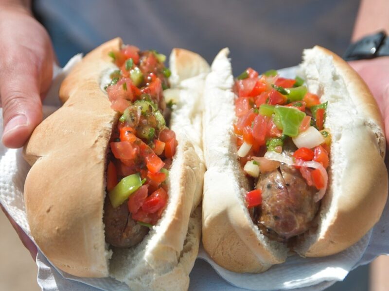 Dos choripanes con chorizo artesanal dolavense y salsa criolla en el Chorilavon, Dolavon, Chubut
