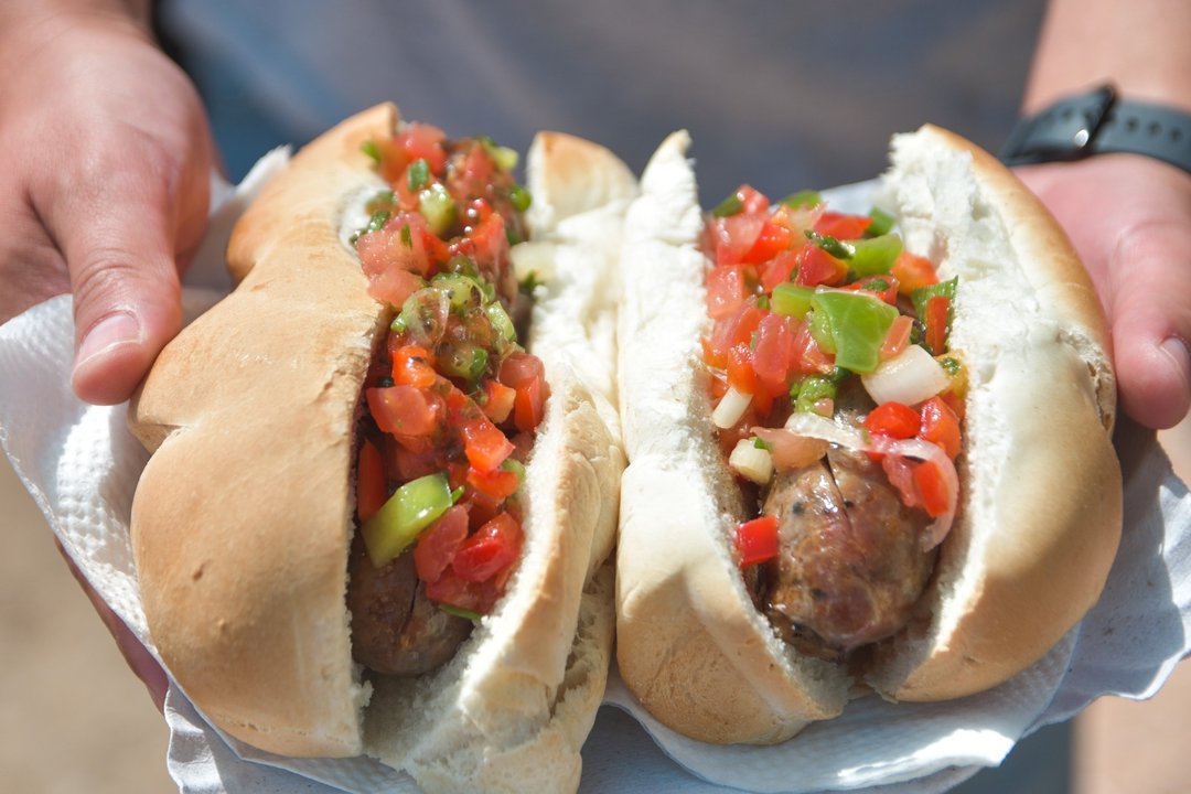 Dos choripanes con chorizo artesanal dolavense y salsa criolla en el Chorilavon, Dolavon, Chubut