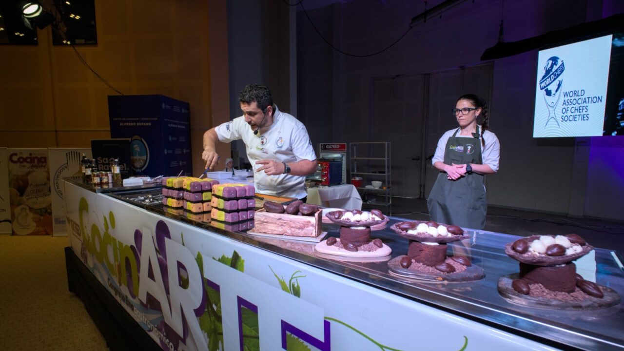 Clase show de pastelería en el congreso gastronómico CocinARTE de la Asociación Gastronómica Argentina