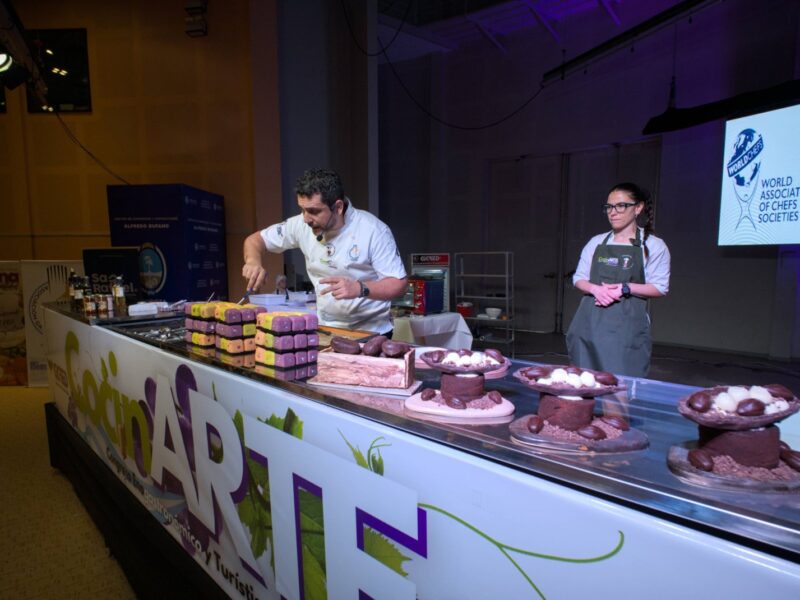 Clase show de pastelería en el congreso gastronómico CocinARTE de la Asociación Gastronómica Argentina