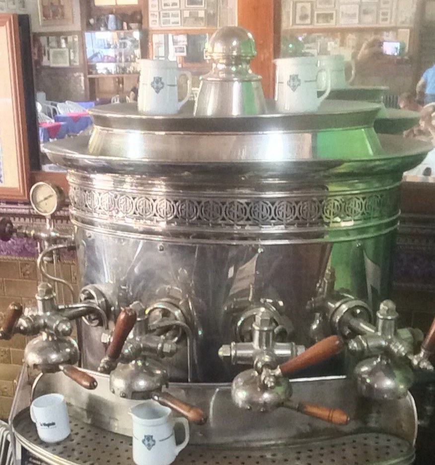 Cafetera antigua del Touring Club