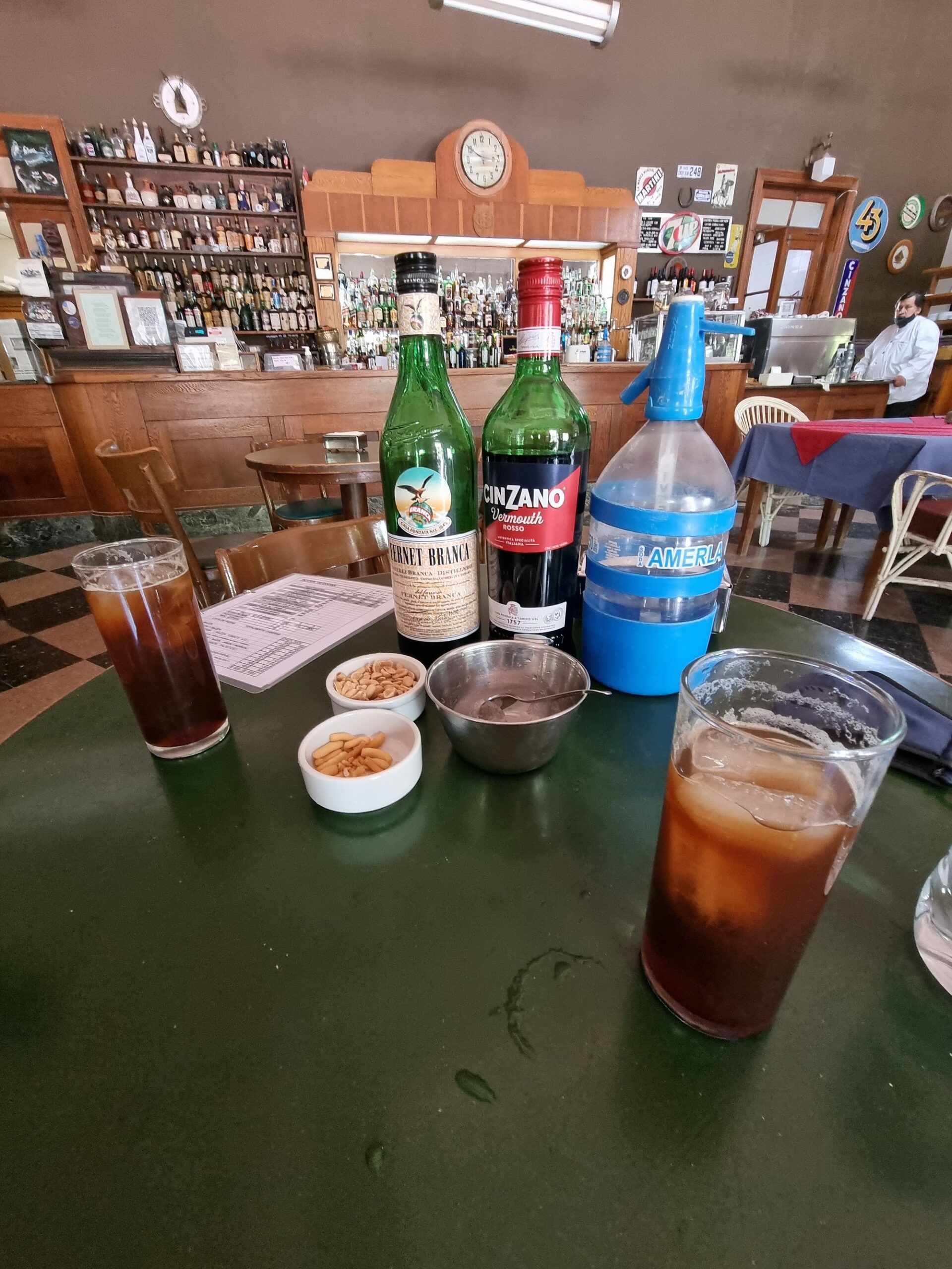 Vermú con sifón en el Touring Club