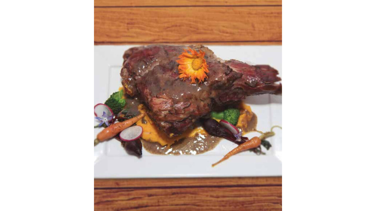 Cordero patagónico cocido a baja temperatura con puré de calabaza y zanahoria y vegetales baby