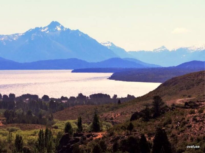 El lago Nahuel Huapi y la cordillera vistos desde Dina Huapi, Río Negro