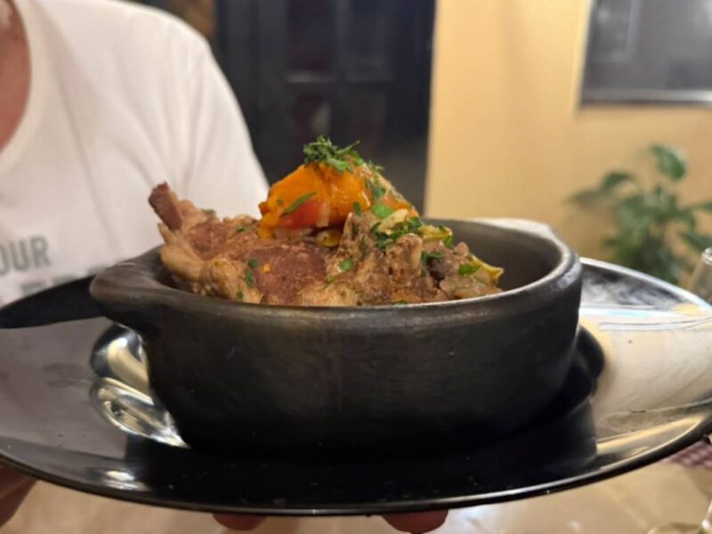 Cazuela de guiso casero servida en Don Belizán, el nuevo bodegón de Puerto Madryn