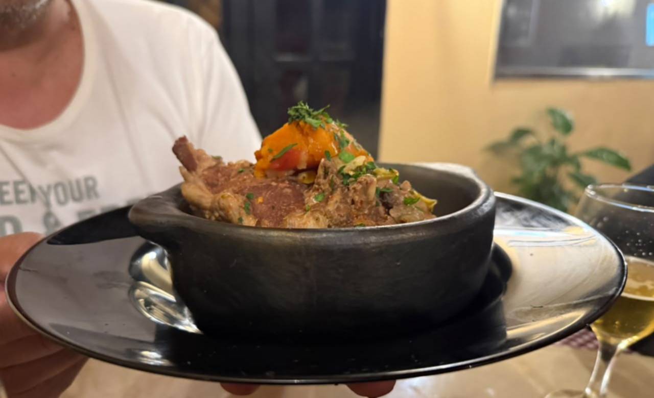 Cazuela de guiso casero servida en Don Belizán, el nuevo bodegón de Puerto Madryn