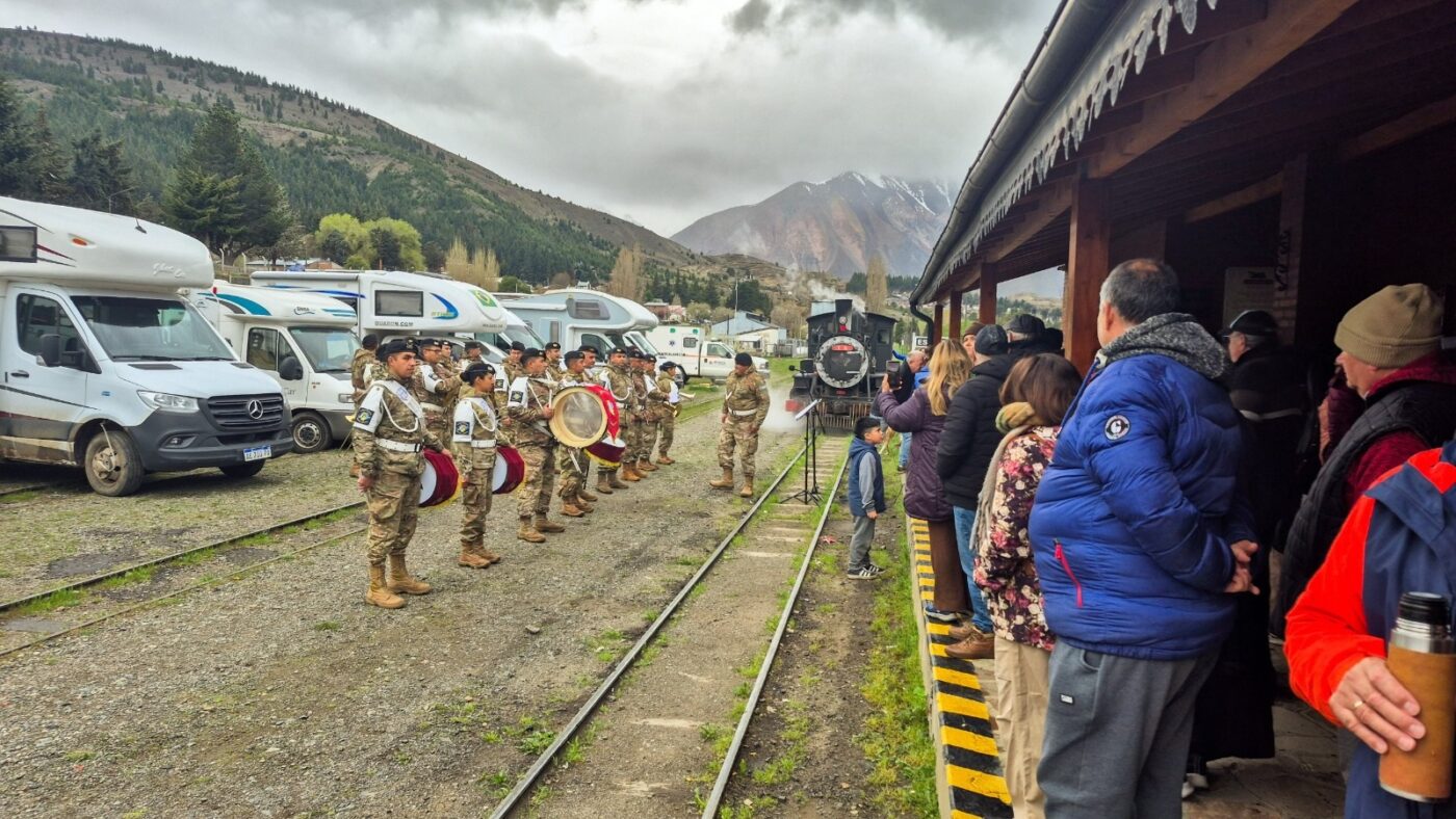 Bienvenida a los rodanteros del 18° Encuentro Sudamericano de Ranchomovilismo en la estación de La Trochita, Esquel