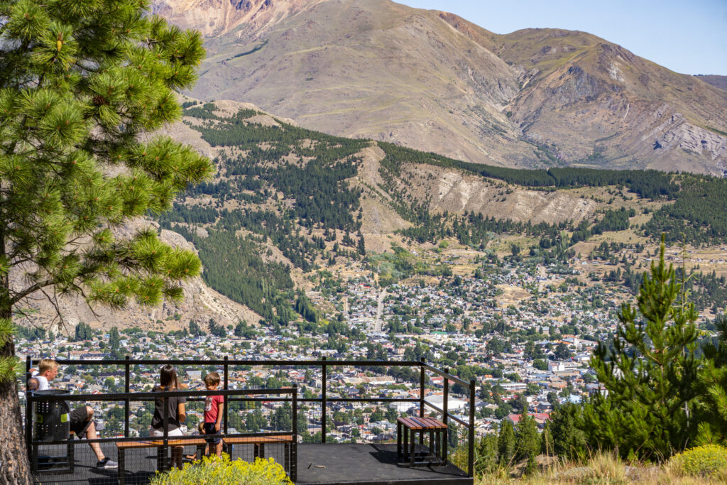 Vista panorámica de Esquel y la cordillera desde un mirador
