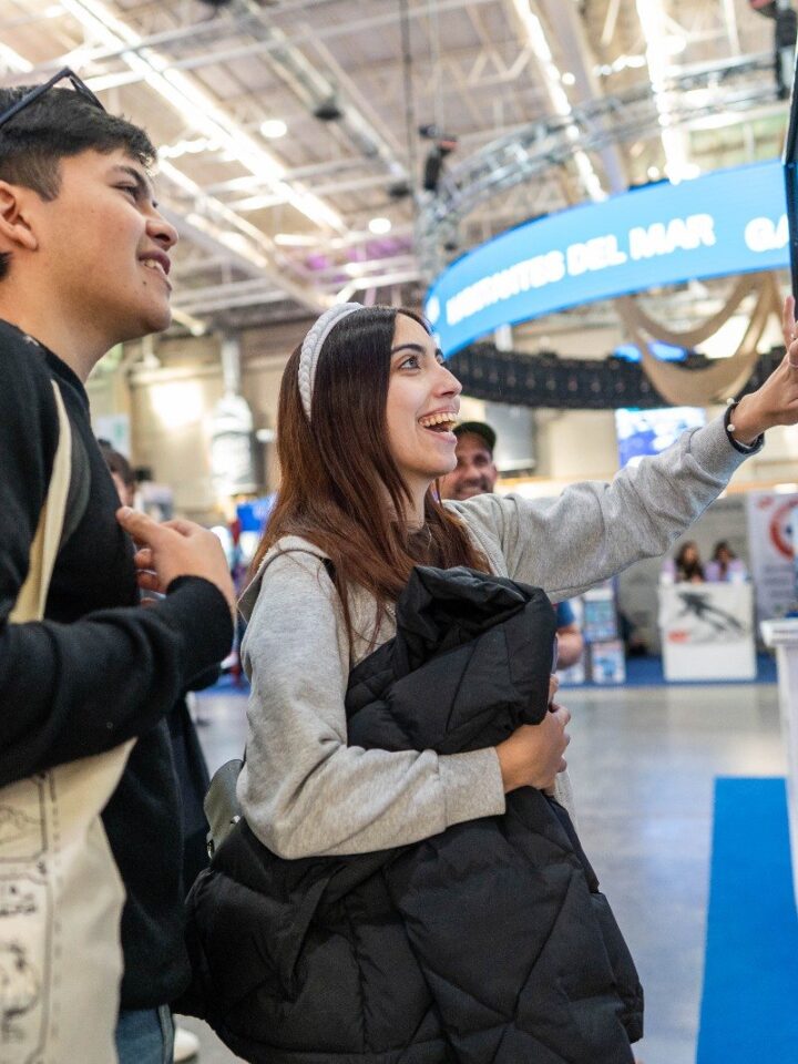 Visitantes recorren los stands de destinos en la Expo Turismo de Comodoro Rivadavia