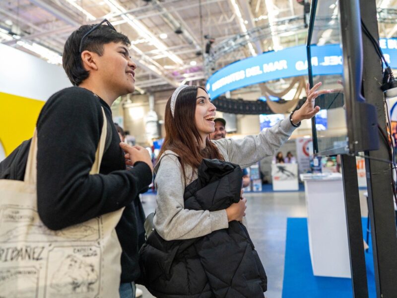 Visitantes recorren los stands de destinos en la Expo Turismo de Comodoro Rivadavia