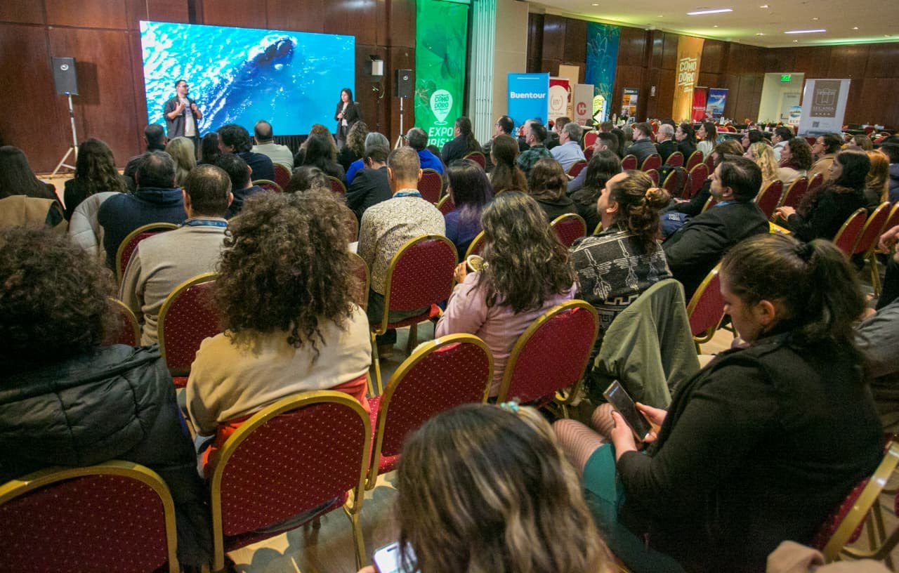 Público en una charla de turismo en la Expo Turismo de Comodoro Rivadavia