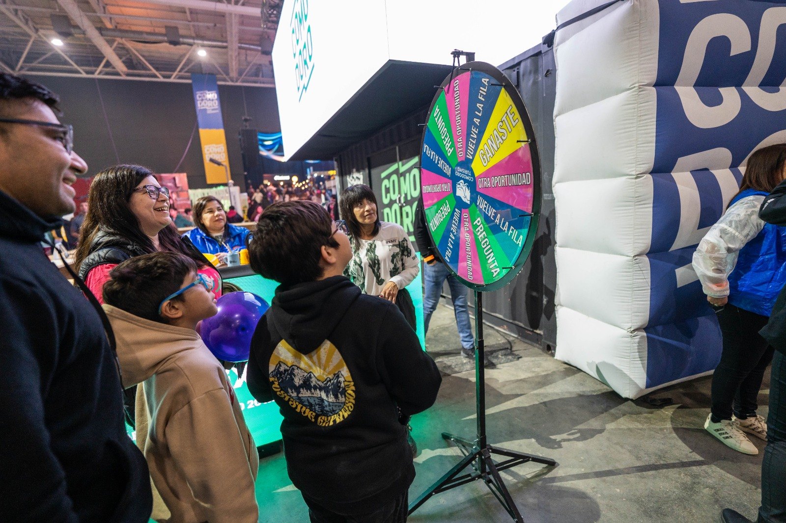 Familias juegan en un stand de la Expo Turismo de Comodoro Rivadavia
