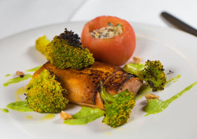 Plato de huerta con tomate relleno y brócoli en Saurus