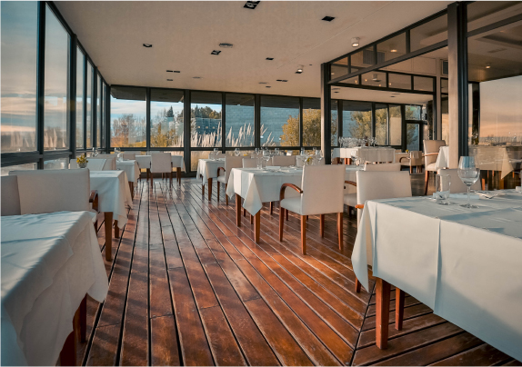 Salón vidriado del restaurante Saurus con vista a los viñedos