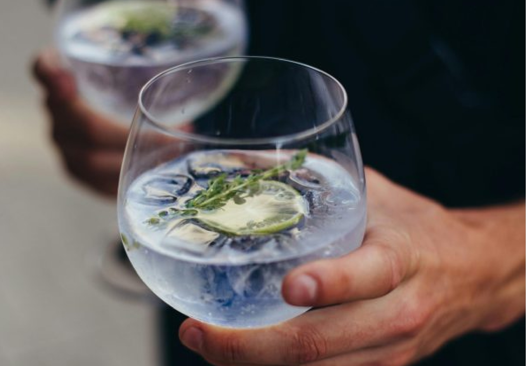 Gin tonic servido en copa en el Festival del Gin de Neuquén