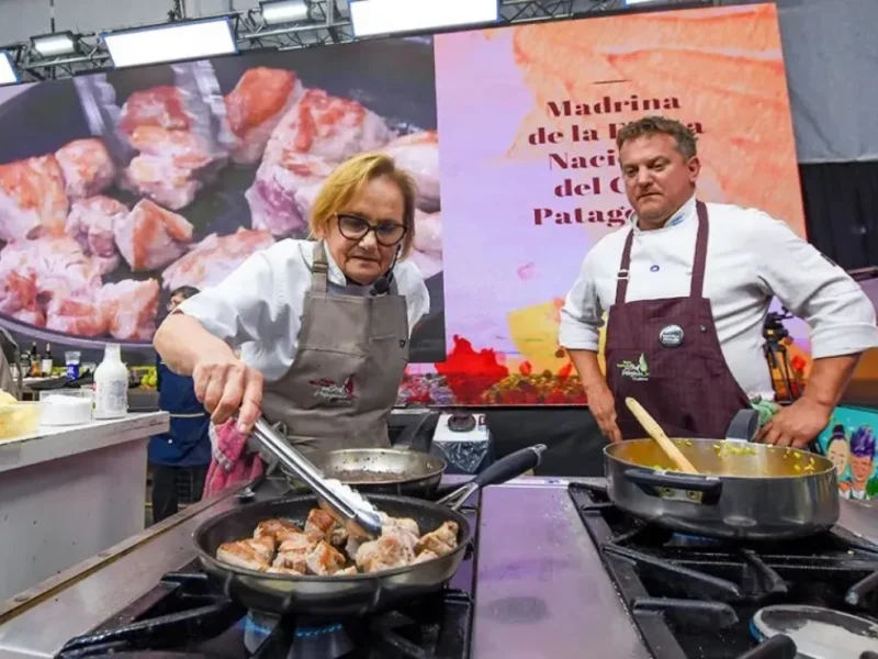 Cocina en vivo en el escenario de la Fiesta Nacional del Chef Patagónico en Villa Pehuenia-Moquehue
