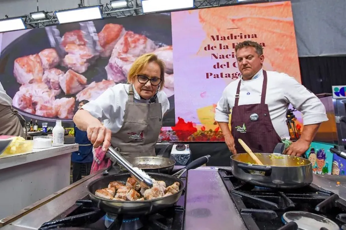 Cocina en vivo en el escenario de la Fiesta Nacional del Chef Patagónico en Villa Pehuenia-Moquehue