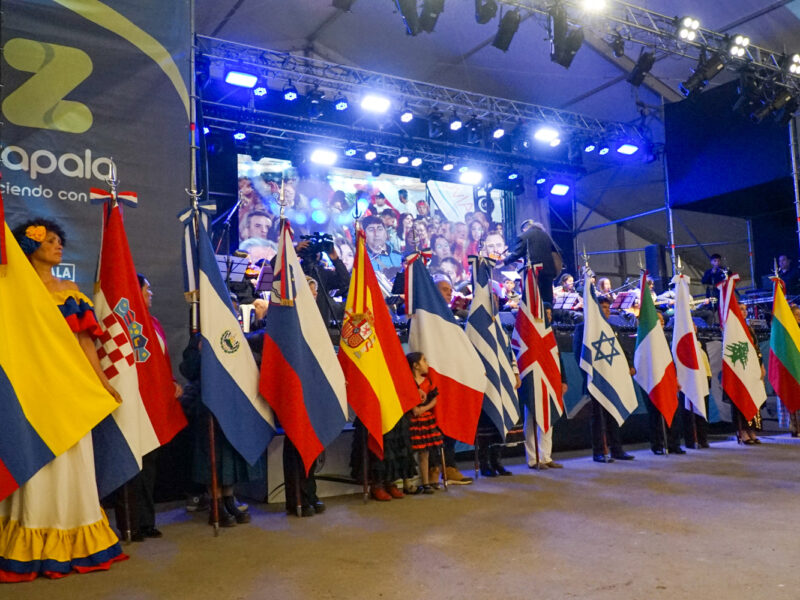 Banderas de las colectividades en la Fiesta Nacional del Inmigrante de Zapala