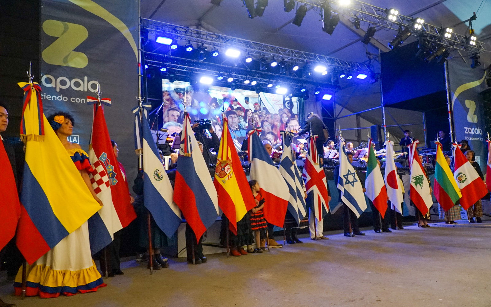 Banderas de las colectividades en la Fiesta Nacional del Inmigrante de Zapala