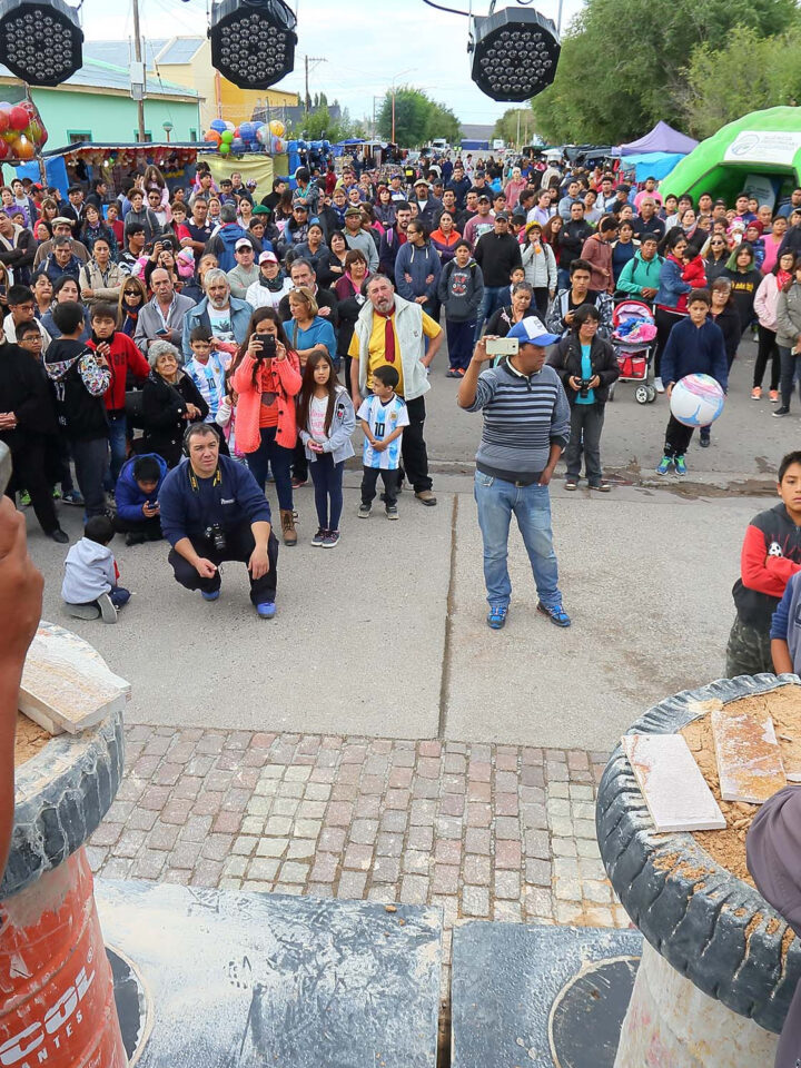 Abuñadores trabajando la piedra laja con martillo frente al público en la Fiesta Nacional de la Piedra Laja, en Los Menucos, Río Negro