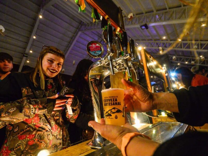 Chopp servido con vaso de la Fiesta Provincial de la Cerveza Artesanal de Aluminé, Neuquén