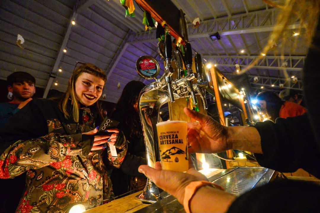Chopp servido con vaso de la Fiesta Provincial de la Cerveza Artesanal de Aluminé, Neuquén