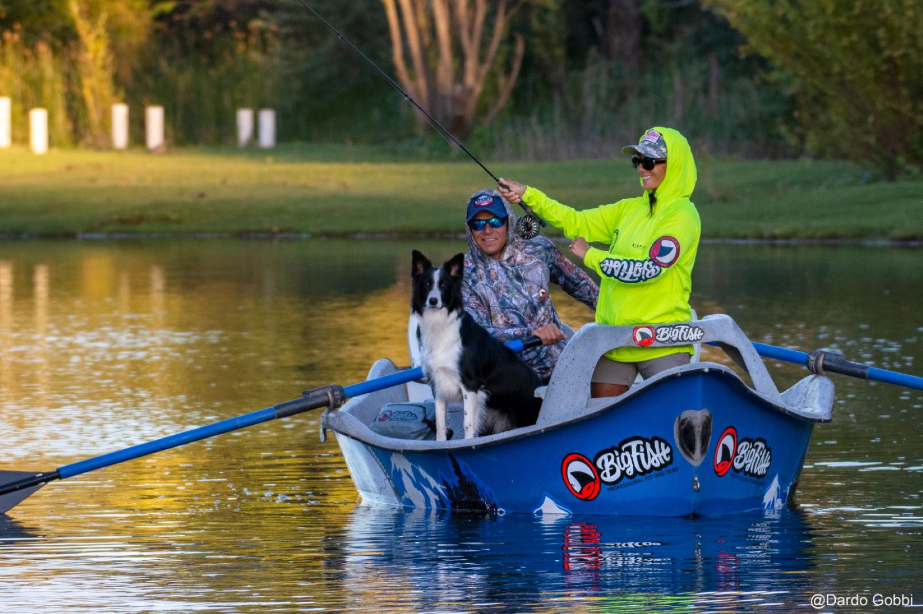 Flotada de pesca en bote por el río Negro cerca de Paso Córdoba