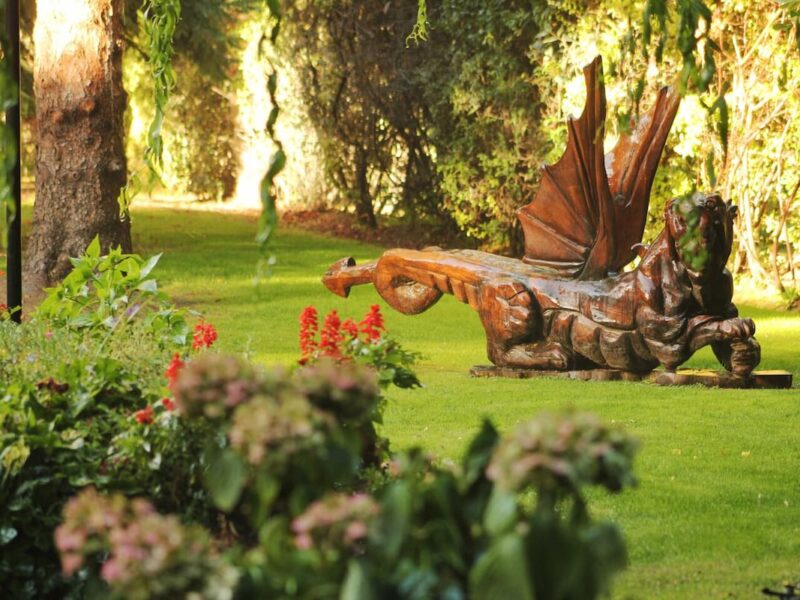 Dragón galés tallado en madera en un jardín de Gaiman, Chubut