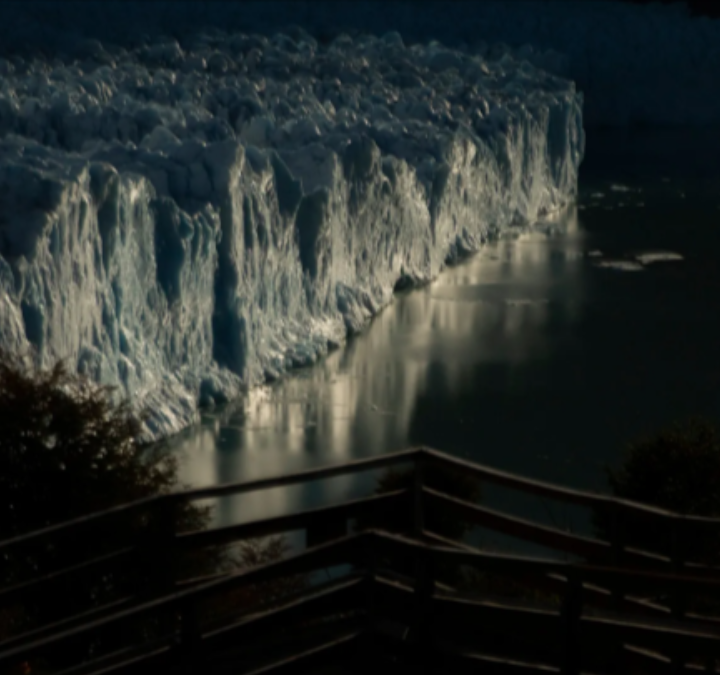 Glaciar Perito Moreno iluminado por la luna llena, en El Calafate