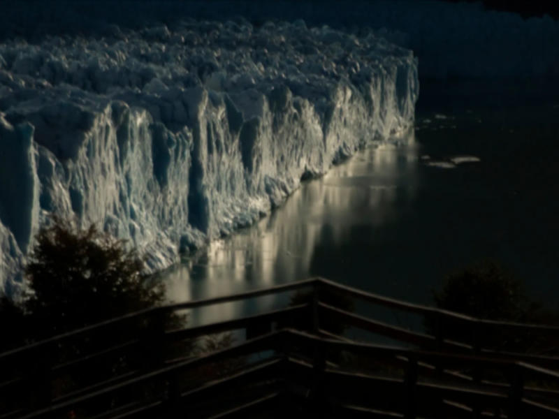 Glaciar Perito Moreno iluminado por la luna llena, en El Calafate