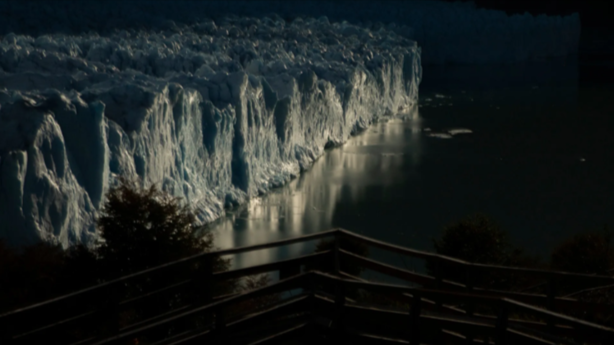 Glaciar Perito Moreno iluminado por la luna llena, en El Calafate