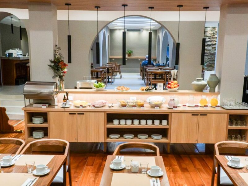 Salón de desayunos renovado del Hotel Nevada, en el centro de Bariloche