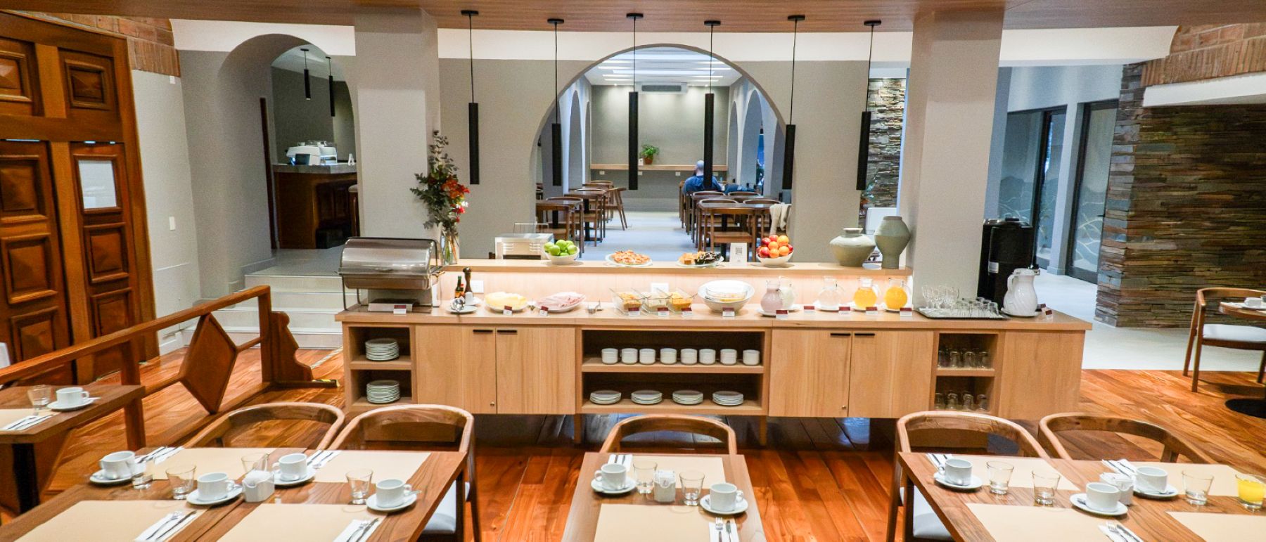 Salón de desayunos renovado del Hotel Nevada, en el centro de Bariloche
